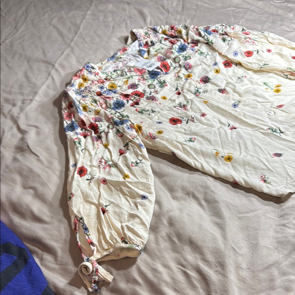 A beautiful Cracker Barrel beige w multi flowers blouse - Picture 4 of 5